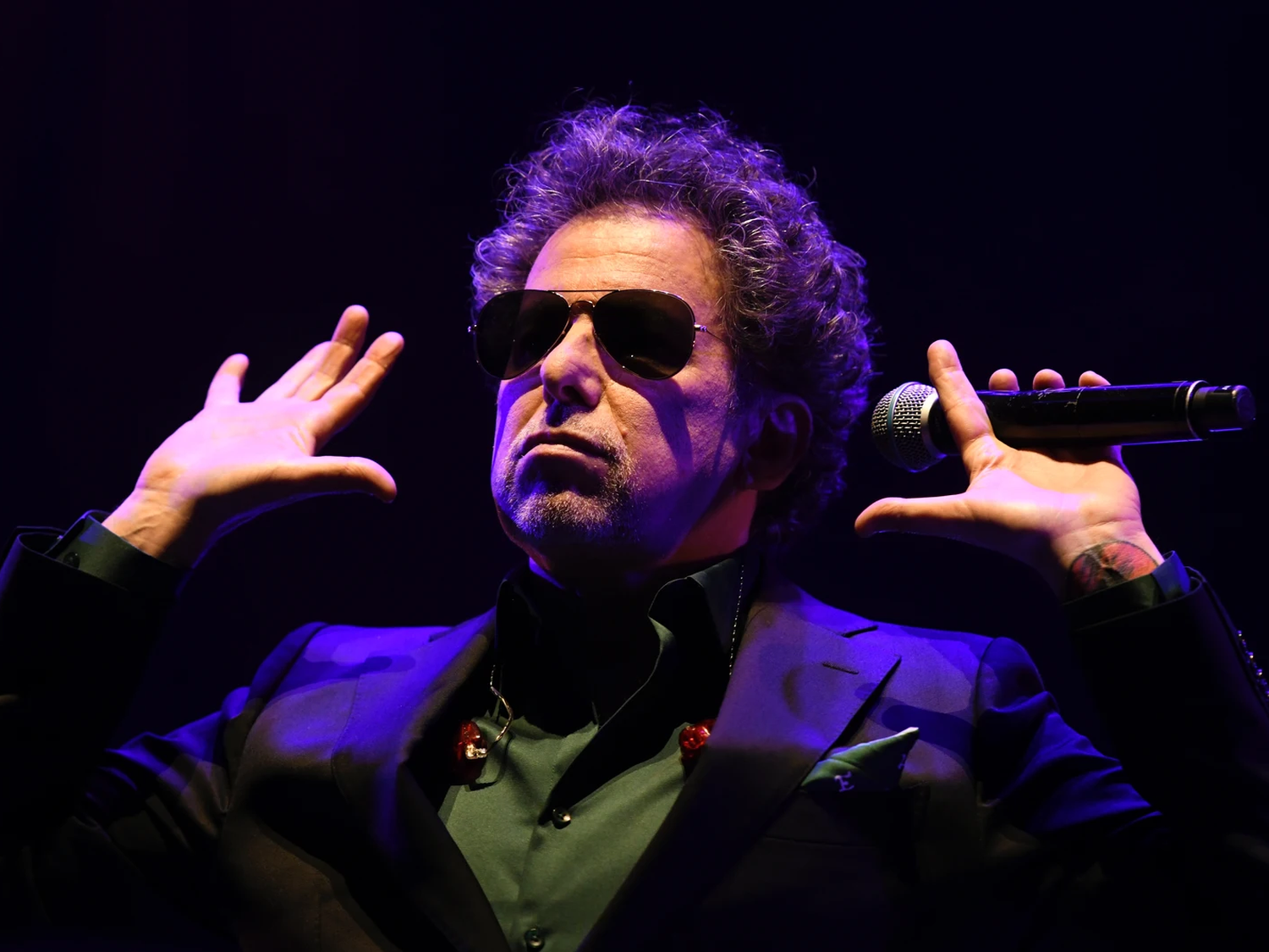 “Cancelados y bloqueados”: Andrés Calamaro estalló en pleno recital tras ser abucheado