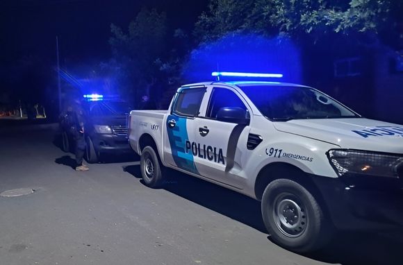 Dos menores se resistieron ante la policía y un tercero huyó arrojando la réplica de un arma