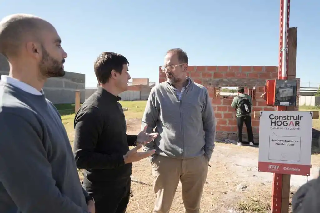 Viotti recorrió viviendas en construcción del Programa "Construir Hogar"