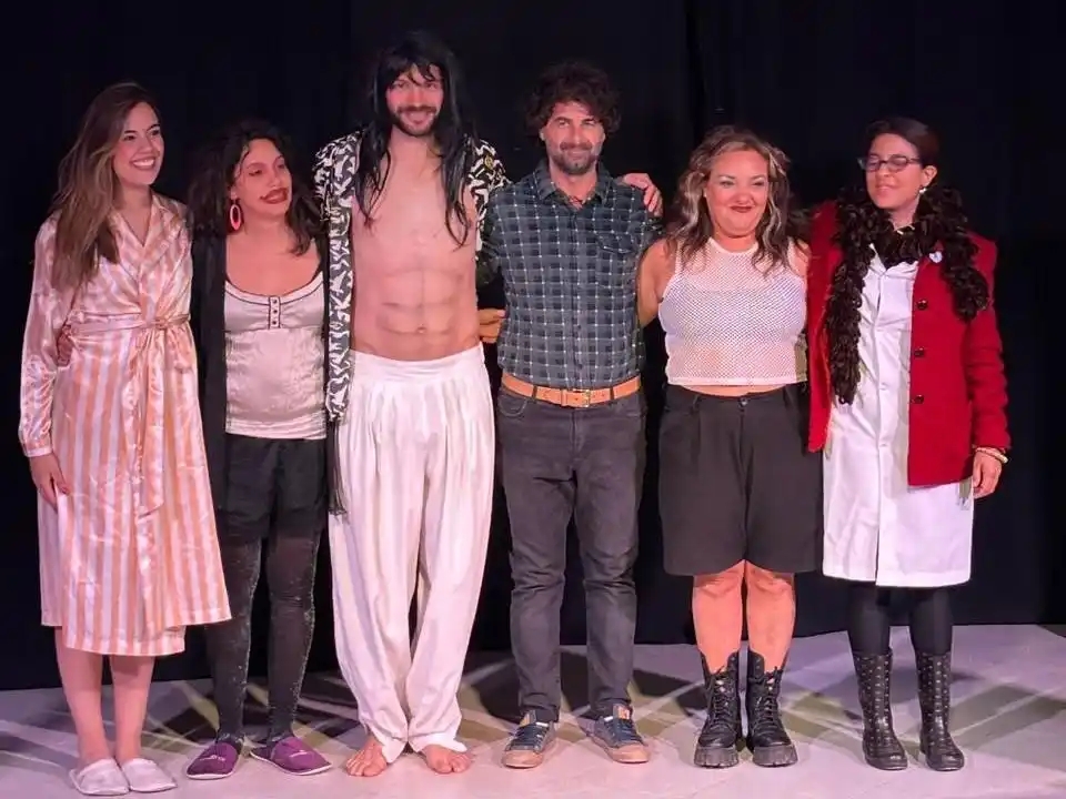 El domingo tuvo lugar la primera presentación de la obra "Postales Humanas" en Reta, a sala llena