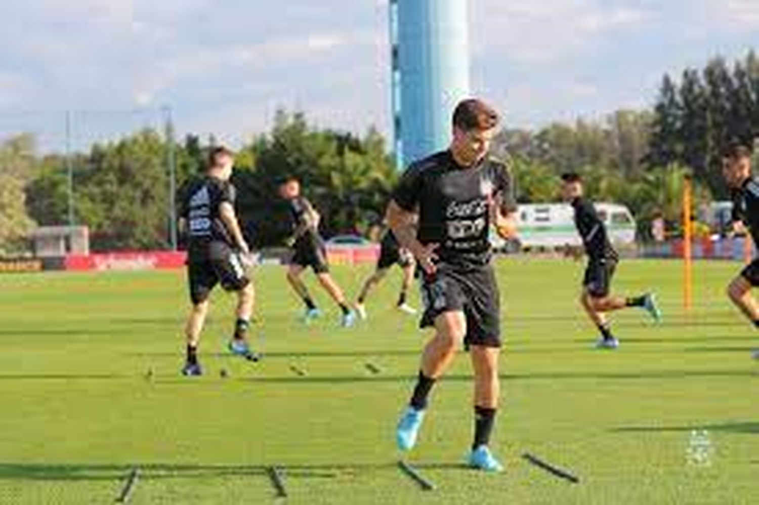 La Selección Argentina se entrena y viaja hacia Guayaquil para jugar contra Ecuador