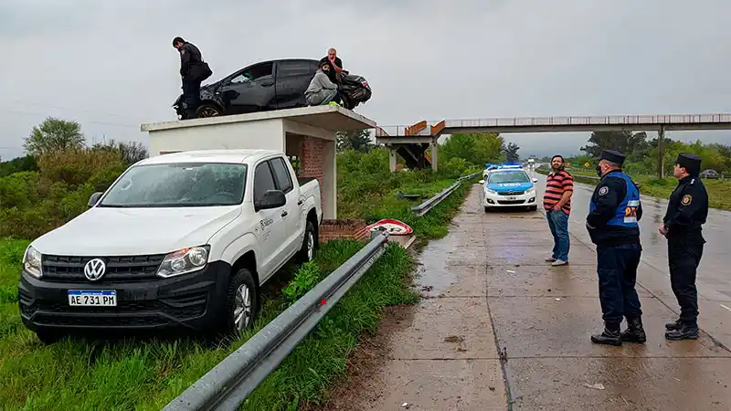 Un auto despistó en Ruta 14 y terminó sobre una garita de colectivos