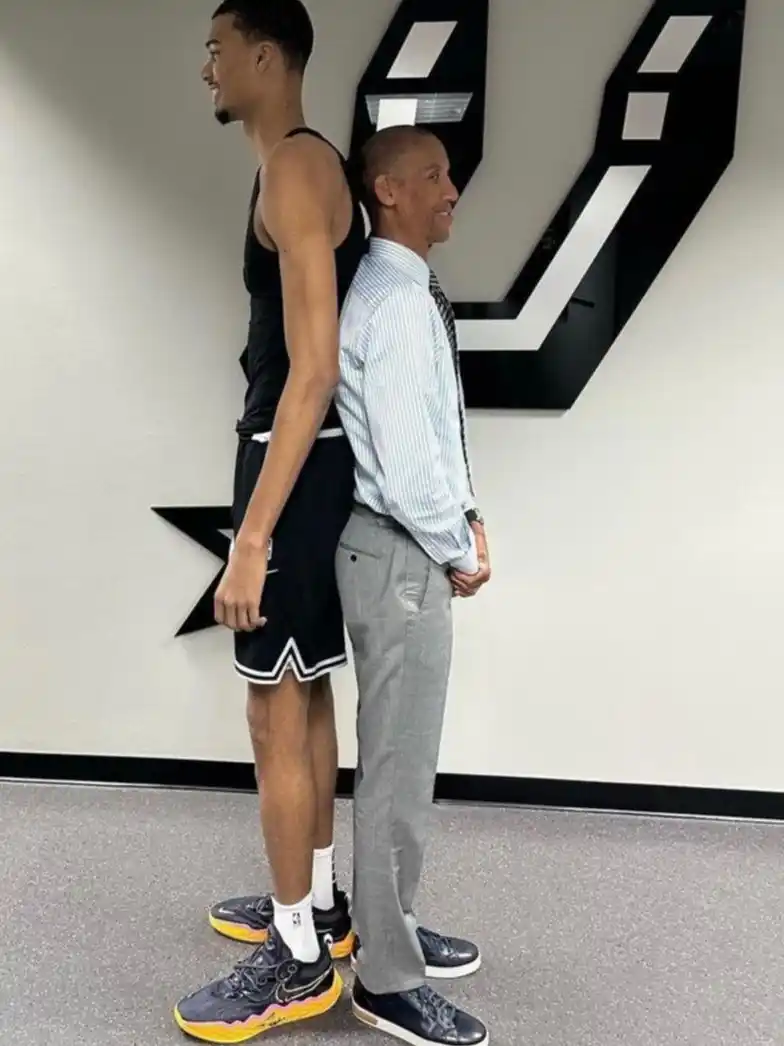 ¿Quiénes son los jugadores más altos y más bajos de la NBA?