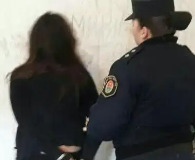 Atraparon a una joven que hurtaba teléfonos mientras todos bailaban