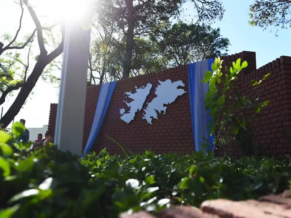 Crespo rindió homenaje a los veteranos y caídos en la Guerra de Malvinas en un emotivo acto