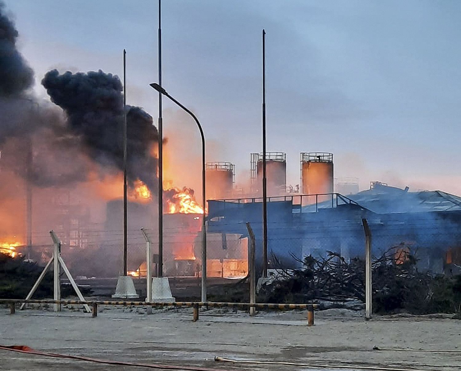 El incendio en la refinería se extendió varias horas.