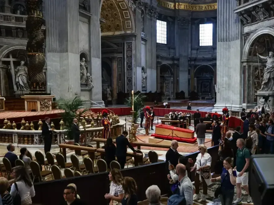 En los dos primeros días de exequias, casi 90 mil fieles acudieron a despedir al papa Francisco