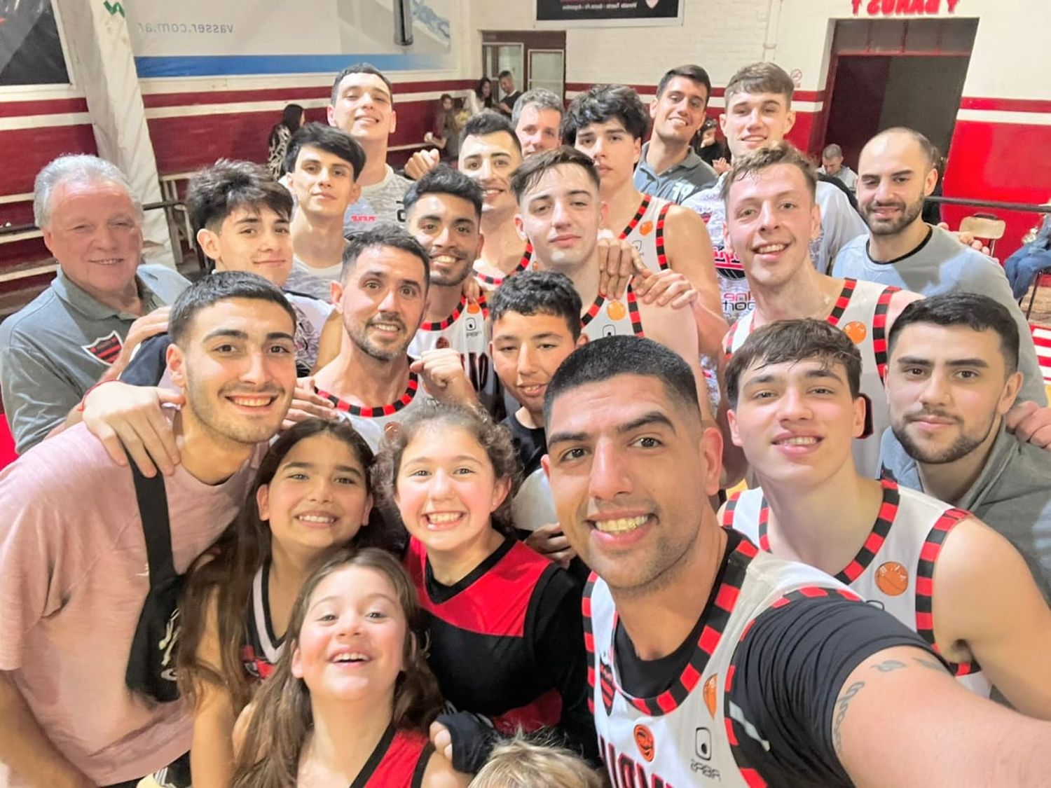 La ya tradicional selfie tras la victoria de Olimpia. Foto: Fabián Gallego