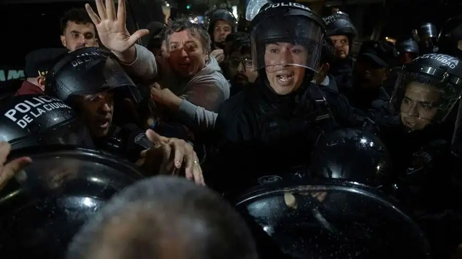 Máximo Kirchner cercado y agredido por la policía.