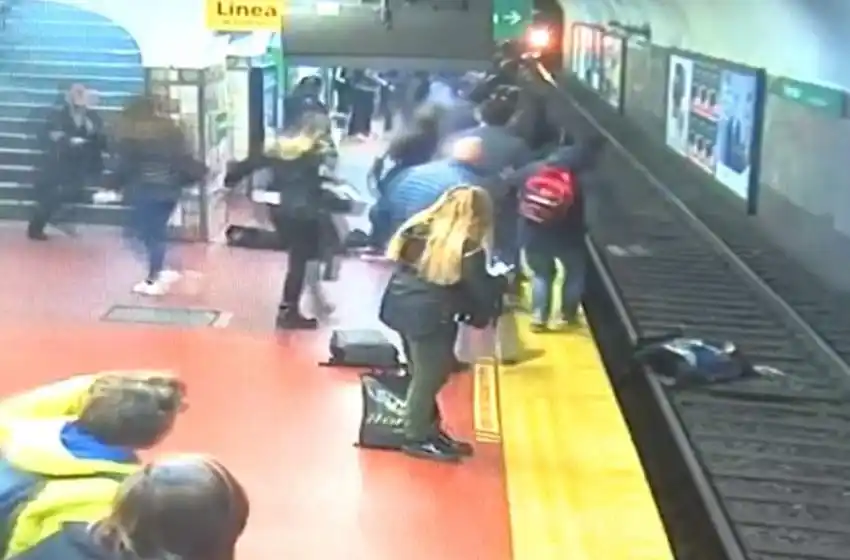 Milagro en Buenos Aires: un hombre se desmayó y empujó a una mujer a las vías del subte
