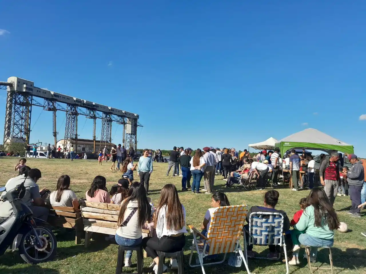Vecinos de Bajo Puerto organizaron un festival en el predio de Arcor que piden expropiar y el intendente fue a respaldarlos