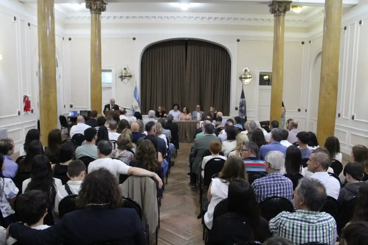 La entrega de medallas se realizó en el Aula Magna del Rectorado.