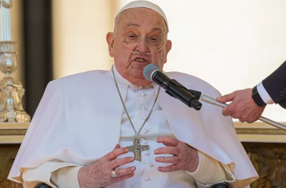 El Papa Francisco reapareció ante los fieles en la Plaza San Pedro