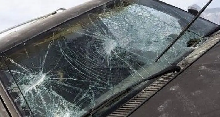 Allanaron su vivienda y rompió el vidrio de la camioneta del vecino