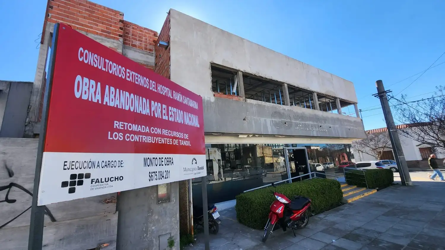 "Obra abandonada por el Estado Nacional", el letrero al frente de los Consultorios Externos.