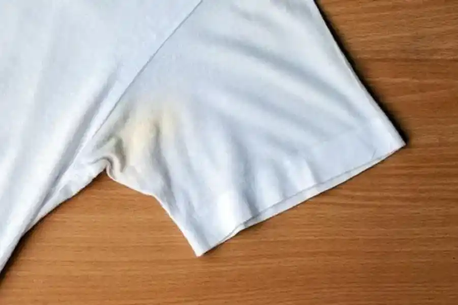 ¿Axilas percudidas? Te mostramos los trucos para eliminar las manchas amarillas de la ropa blanca
