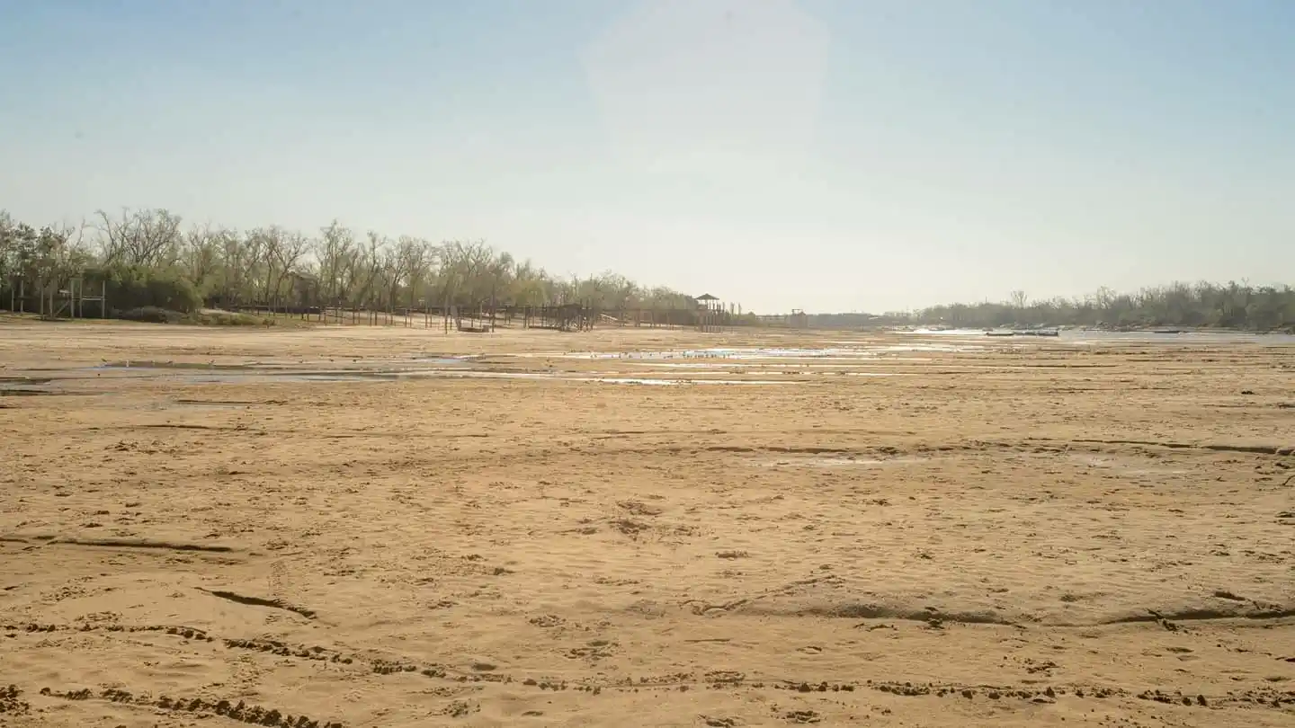 Aunque creció cinco centímetros en Paraná, el río continúa lejos de sus niveles normales