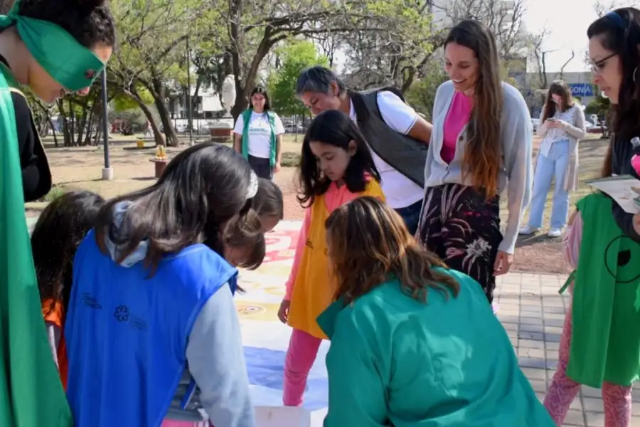 Las Promotoras Ambientales del Instituto para el Desarrollo Sustentable jugaron con las familias a un ludo educativo y recorrieron la zona céntrica para concientizar a la población.