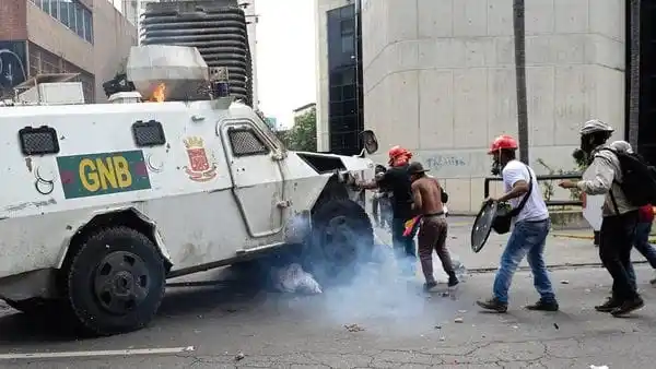 La policía militar chavista arrolló a los manifestantes en Caracas