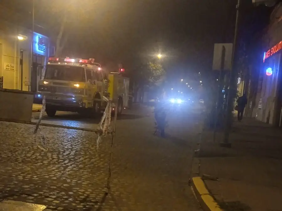 Susto en la madrugada por una fuga de gas en calle Necochea: rápida intervención de Bomberos