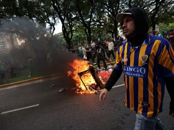 Graves destrozos e incidentes de los barras en la marcha por los jubilados al Congreso