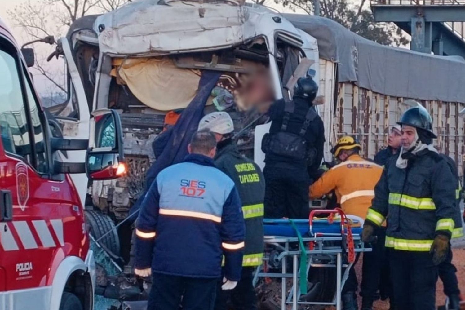 Dos camiones chocaron en la autopista a Córdoba, uno de los conductores tuvo que ser rescatado y hay tránsito demorado.