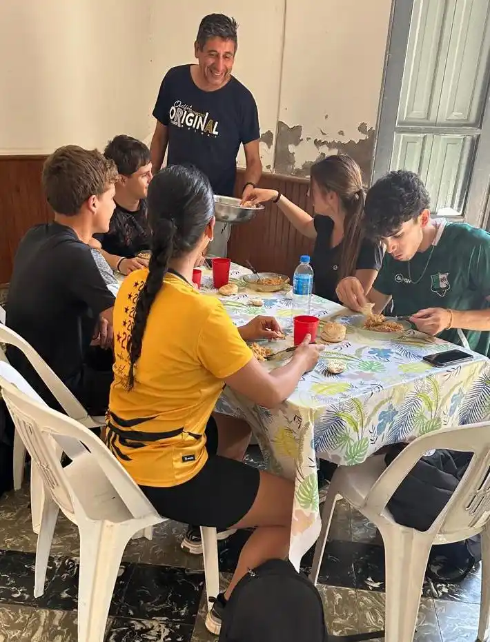 Un grupo de jóvenes recibe el almuerzo-