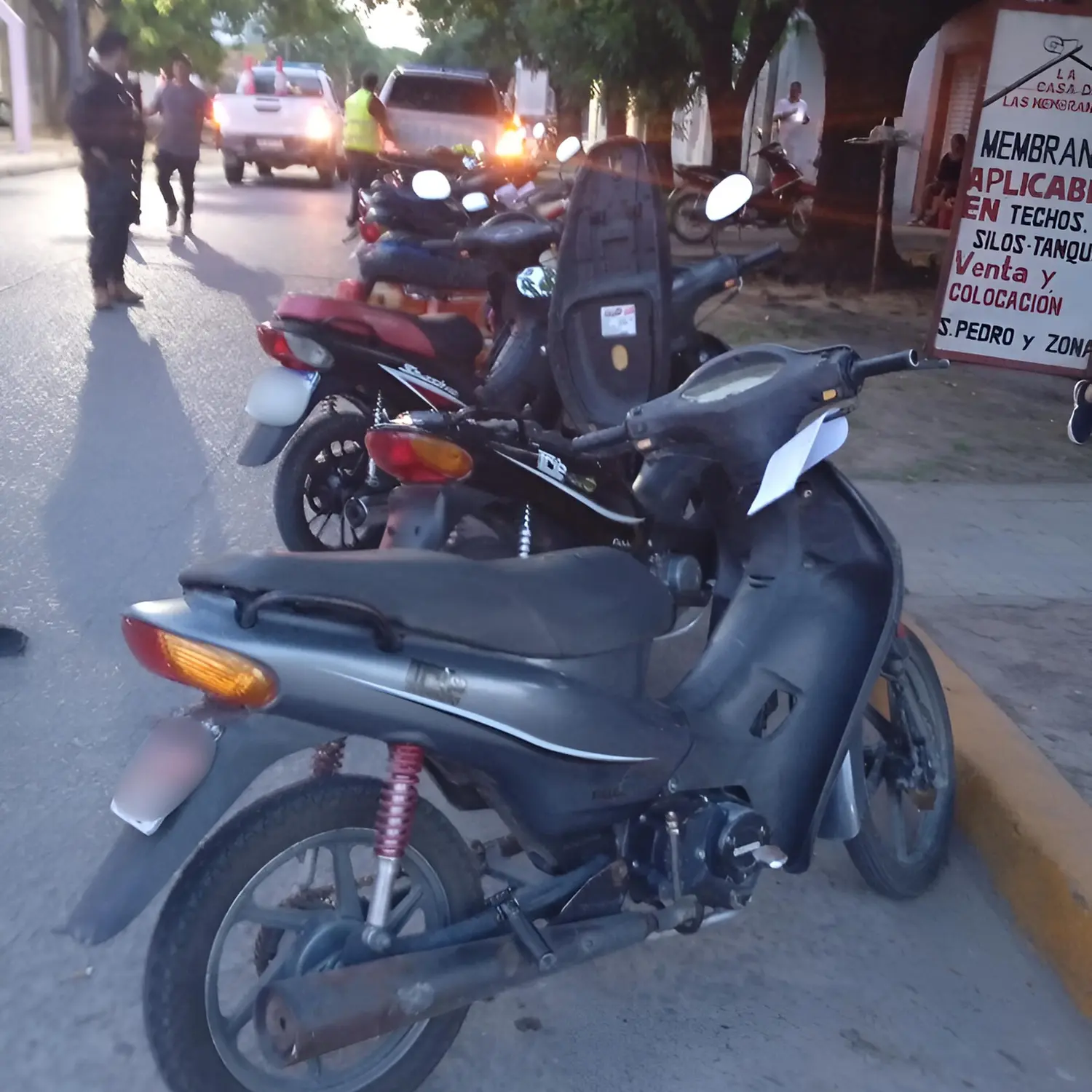 Los conductores circulaban sin casco reglamentario.