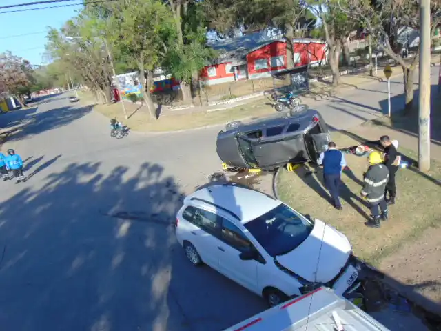 Venado Tuerto: espectacular accidente en Perón y Los Andes