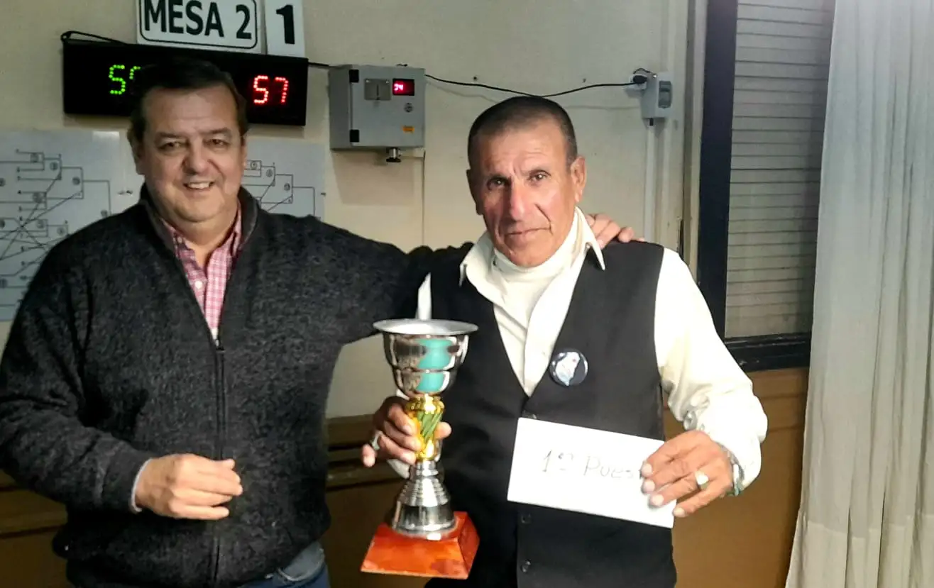 Representando al Jockey Club Andrés M. Crespo le entrega el premio al campeón de Entrerriano de Segunda Categoría, Daniel Romero, de Colón.