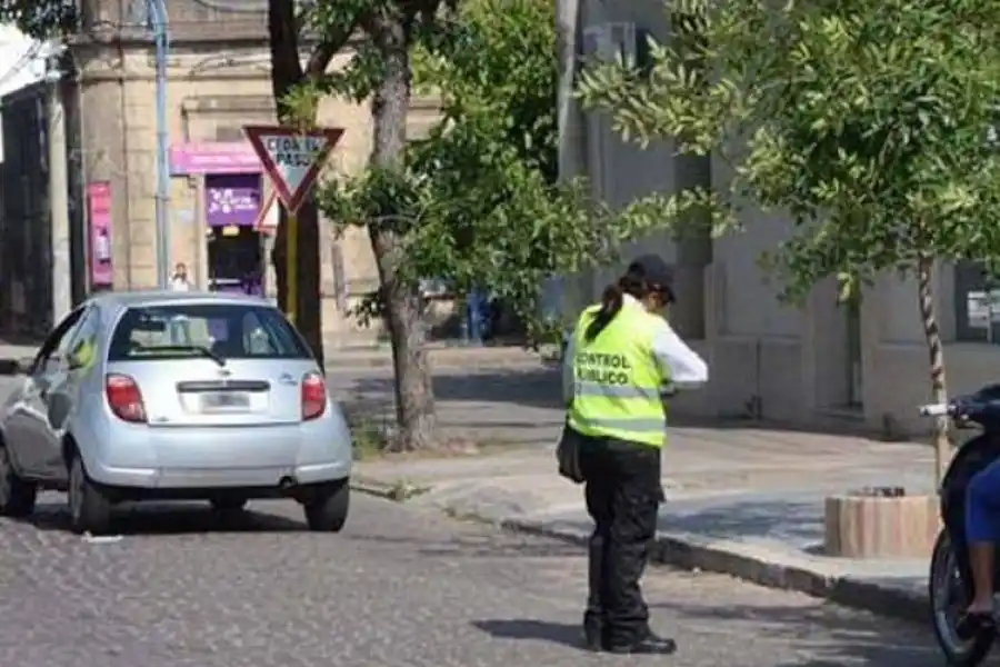 Repudian agresión a una agente de tránsito