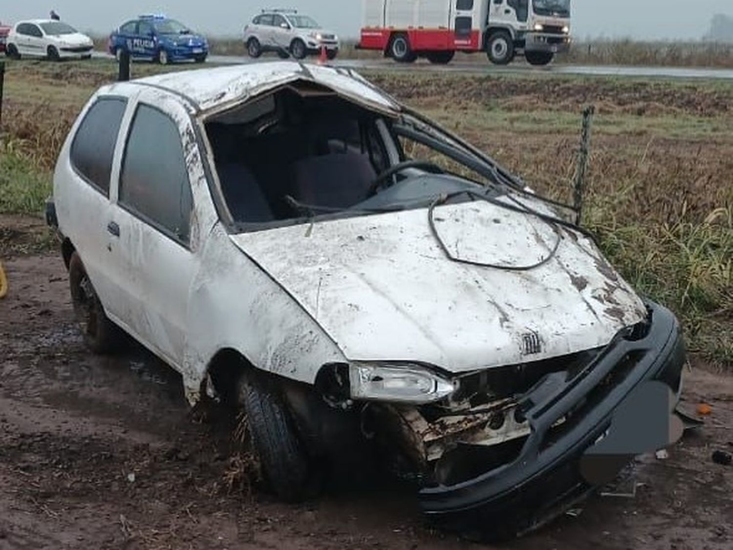 Un automóvil se accidentó y terminó volcado en un campo