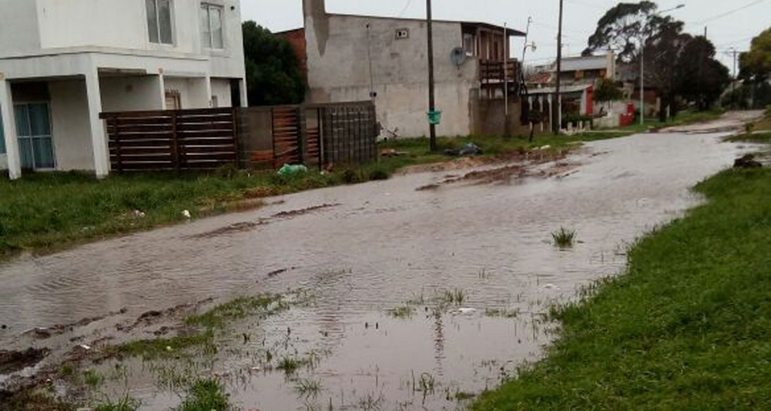 Calles anegadas en la ciudad por la tormenta pero sin reclamos al 103