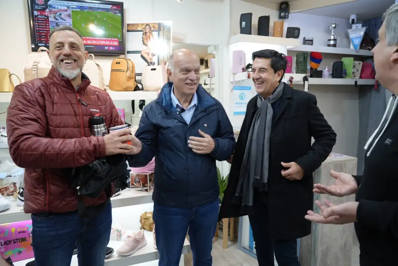 Kravetz, Grindetti y Melconian recorrieron el centro comercial de Valentín Alsina.