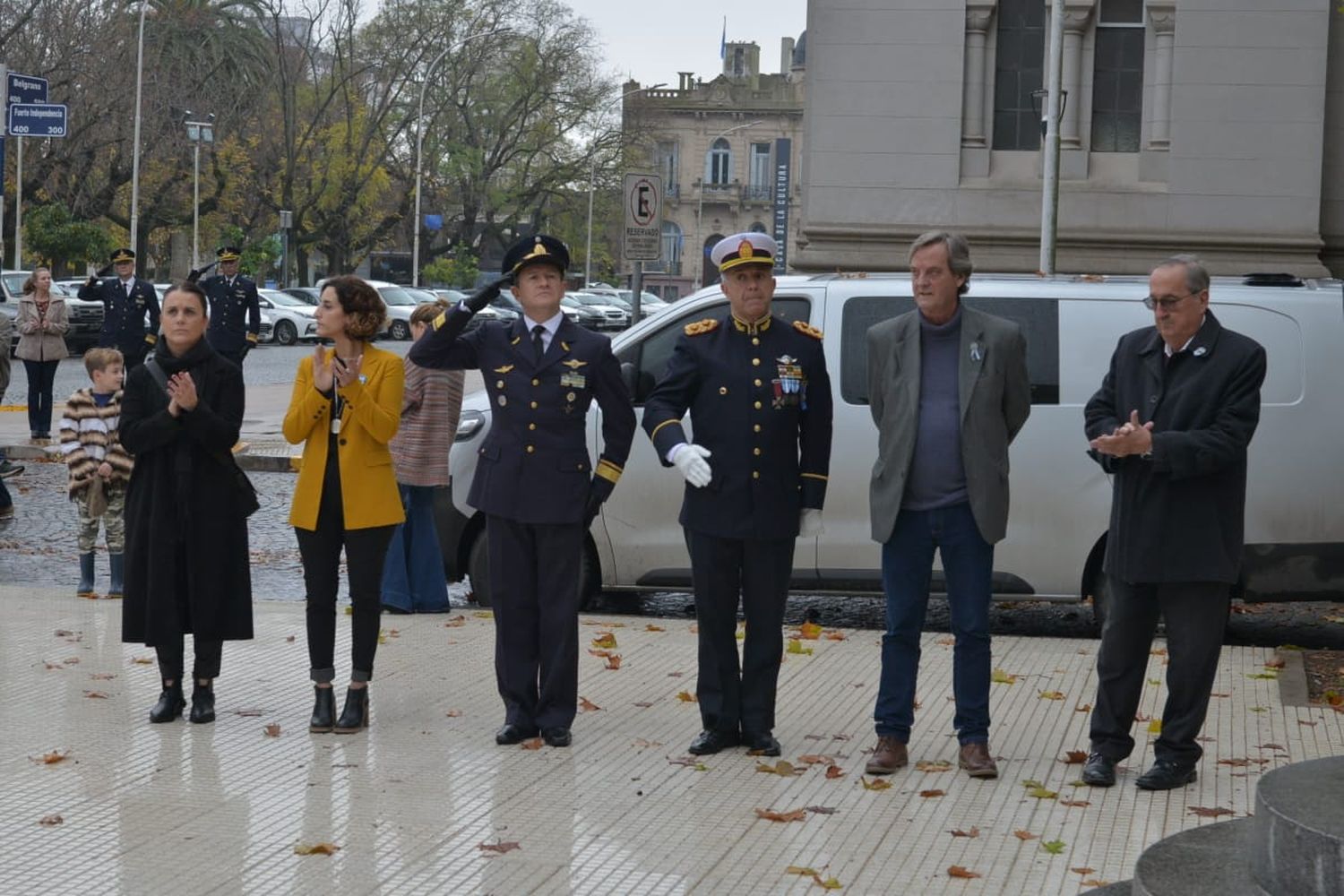 Durante el izamiento de la bandera, en el veredón del Palacio Municipal.