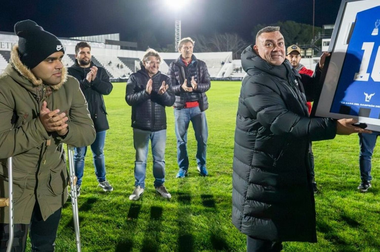 El club tandilense lanzó un comunicado que culpa de violento al padre del campeón del mundo.