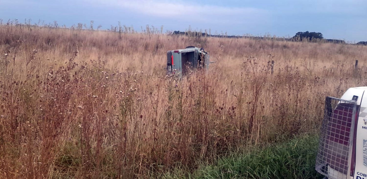 En la banquina. Terminó volcado el vehículo sustraído en las últimas horas