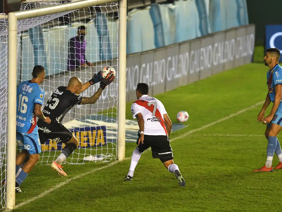 Pobre empate de River en Sarandí