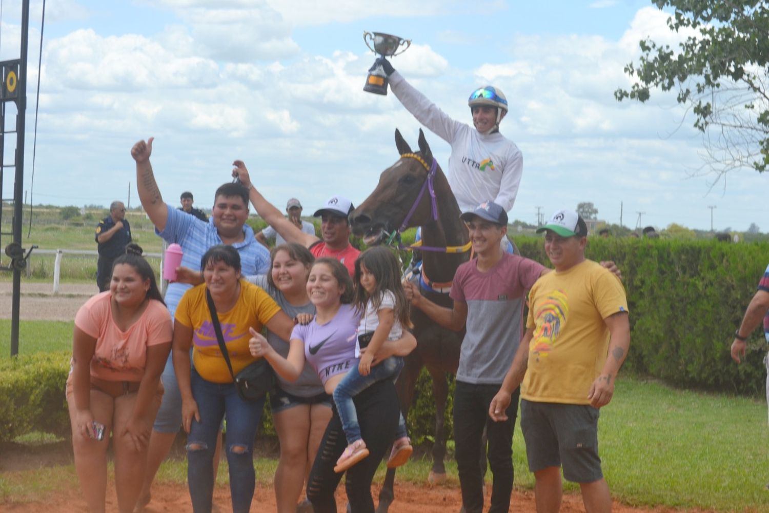 Volvió exitosamente el turf al hipódromo local