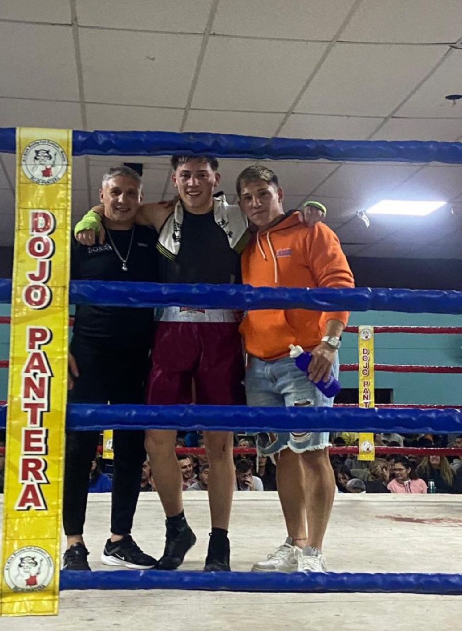 Maximiliano Saporiti, entre su padre Walter Fabián y su hermano Ezequiel (exfutbolista de Santamarina). (Foto gentileza de Joaquín Álvarez).