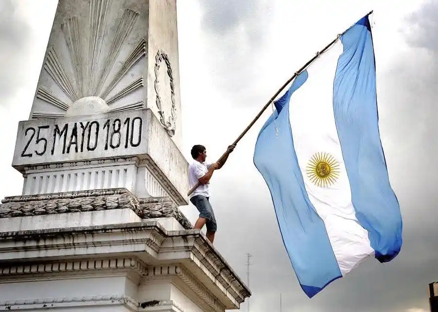25 de Mayo: entre la patria y el alineamiento, la Argentina frente al espejo de su soberanía