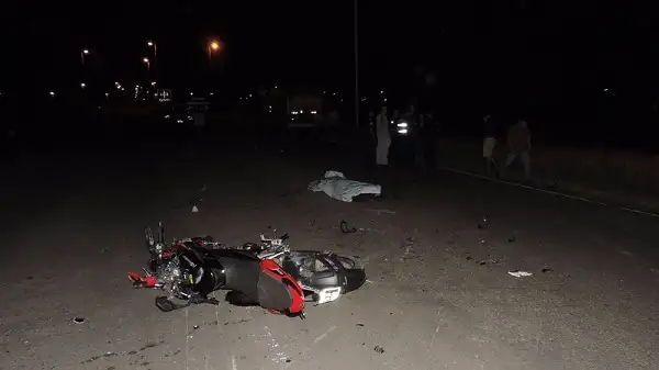 Un motociclista murió al estrellarse con el lateral de un acoplado