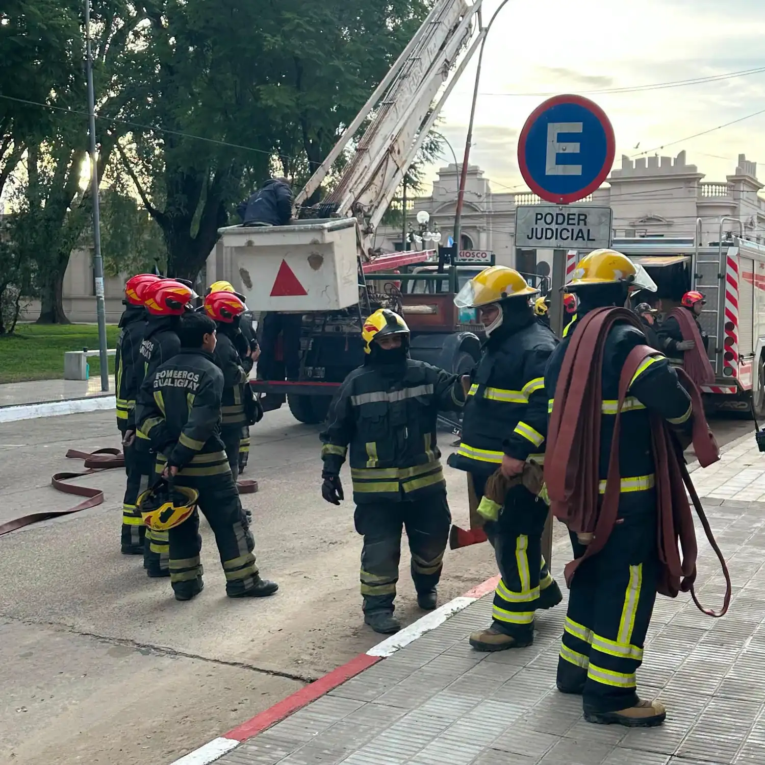 Bomberos realizaron una capacitación en incendios estructurales en altura en el Gran Hotel Gualeguay