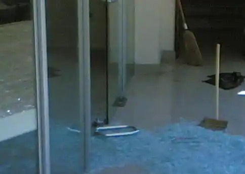 Tras robar en un super, se chocó contra la puerta de vidrio y fue detenido