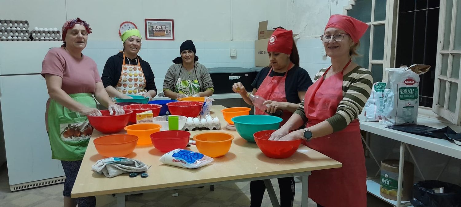 En los talleres se aprende a cocinar sin Tacc y todos se contienen.