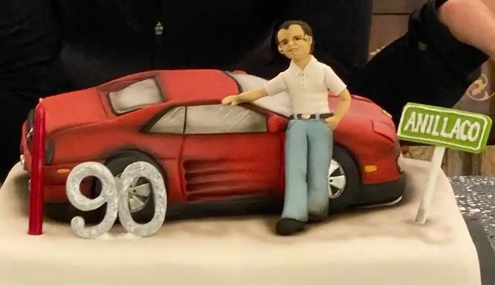 Menem recibió el alta médica y lo esperaron con polémica torta de cumpleaños 90