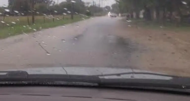 Defensa Civil asistió a una mujer que se le inundó la casa