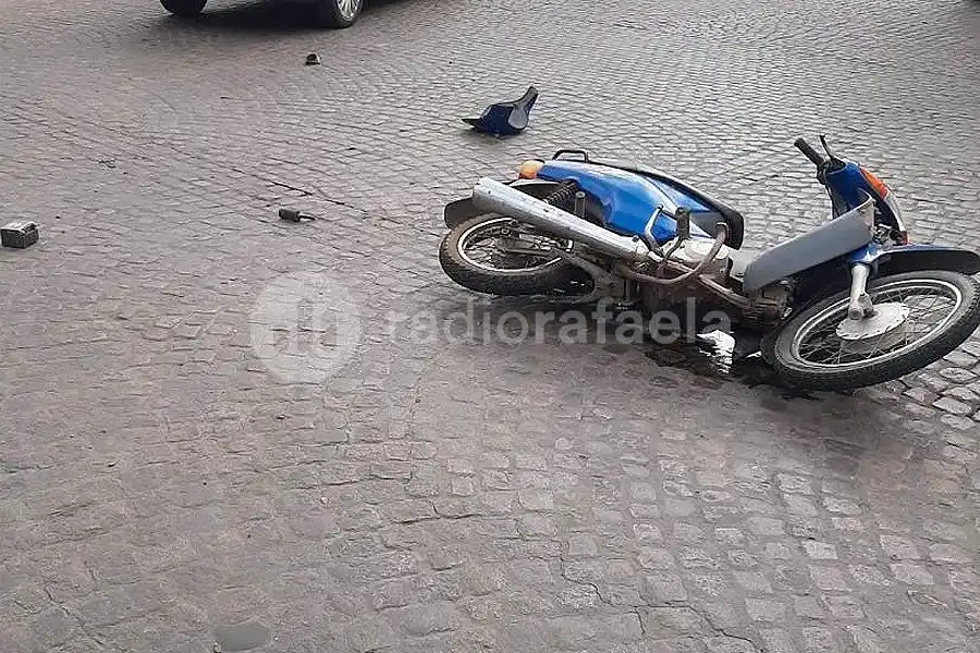 Chocó con la moto, huyó del lugar y al rato volvió caminando “porque perdió el celular”