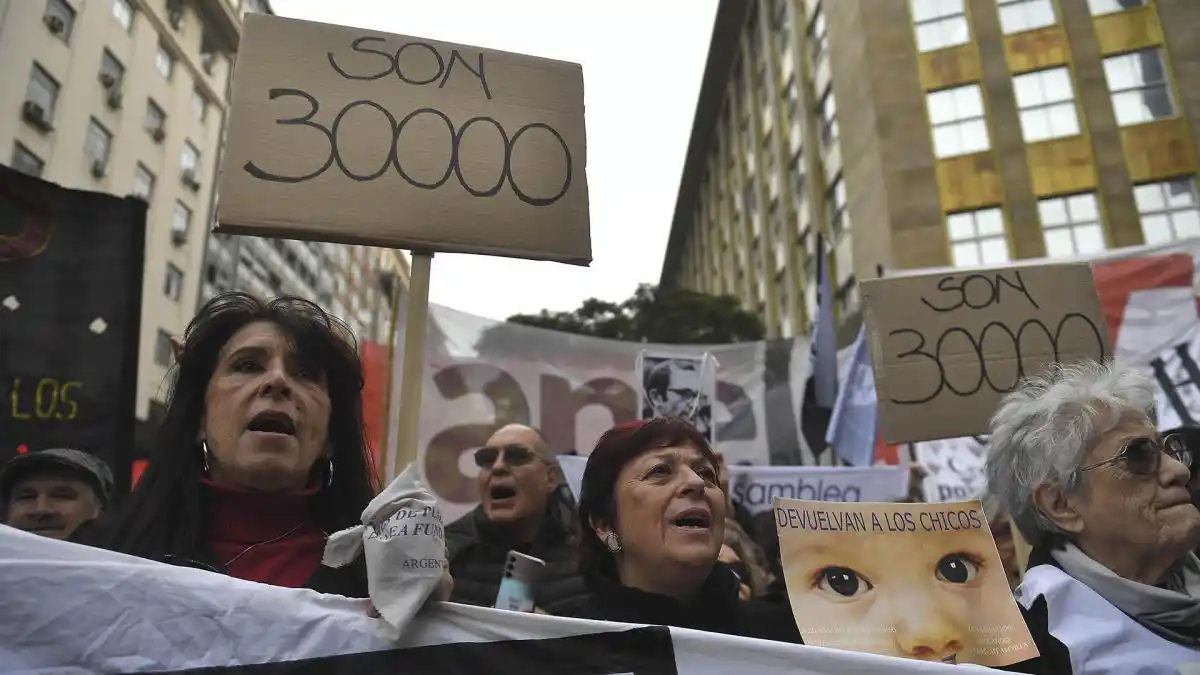 Amplio despliegue policial en la Legislatura en medio del repudio al acto de Villarruel