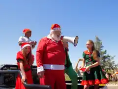 Pepo Noel prepara su trineo para recorrer las calles de Larroque